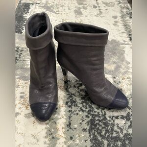 CHANEL 39 C GREY LEATHER BLUE CAP TOE BOOTIE HIDDEN PLATFORM ANKLE BOOTS